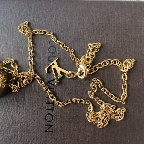 🦄 RARE 🦄 Authentic Louis Vuitton Resin Lock Me Heart Pendant Necklace - Picture 4 of 11